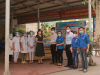 Đoàn Thanh niên, Hội Sinh viên trường tặng kính bảo hộ tới cán bộ, nhân viên y tế Bệnh viện Đại học Y Thái Bình