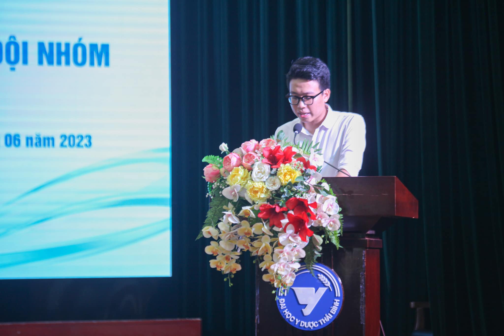Đồng chí Thái Hoàng Phố - Phó Chủ tịch Hội Sinh viên Trường triển khai hướng dẫn góp ý văn kiện Đại hội lần thứ XI